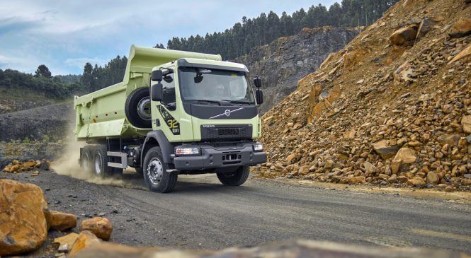 Caminhões vocacionais Volvo FMX e VM 32 toneladas são destaques na Fenatran 2019