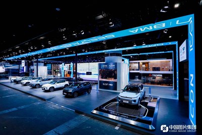 Carros da Geely ganham destaque na feira automotiva de Guangzhou