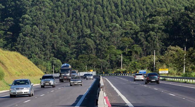 DER restringe circulação de veículos de carga na Tamoios no verão