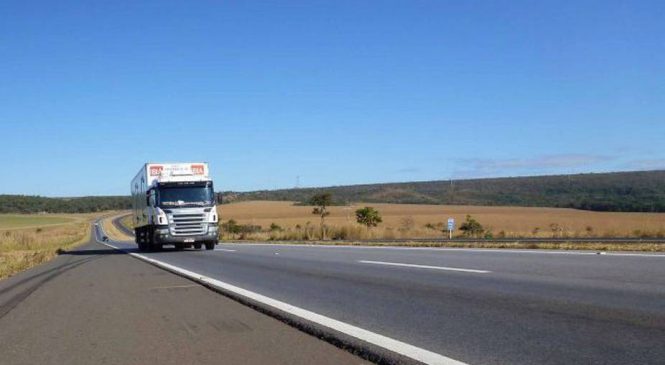 Deputado quer isentar caminhoneiros de terem CNH suspensa por infrações