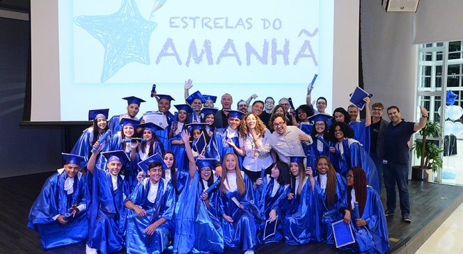 Mercedes-Benz forma nova turma de aprendizes do  projeto Estrelas do Amanhã