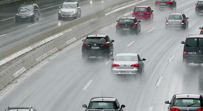 Veja como é dirigir em uma Autobahn, a rodovia sem limite de velocidade da Alemanha