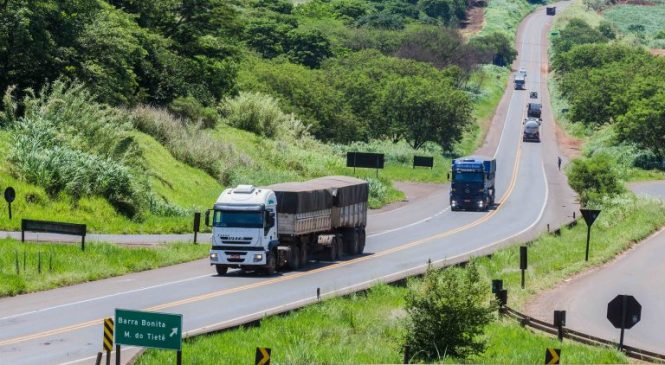 Bolsonaro veta avaliação períodica de saúde a motoristas profissionais