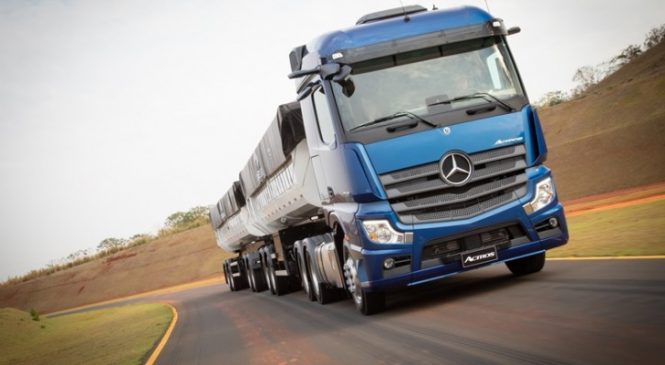 Novo Actros é atração em evento internacional do agronegócio no Sul do Brasil