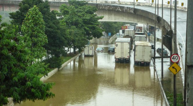 Enchentes afetaram transporte de cargas em 70% em SP