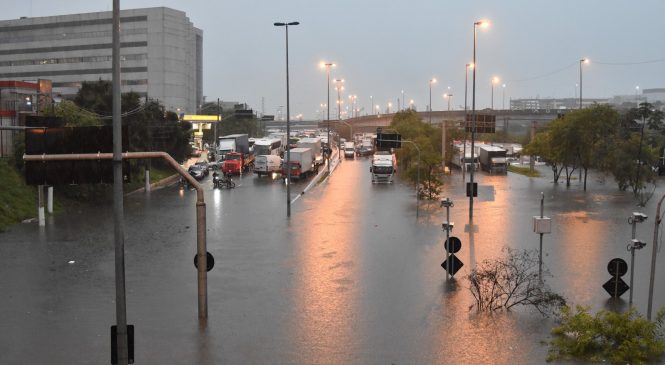 Rodízio de carros e caminhões é suspenso em segunda-feira de chuva e alagamentos em SP