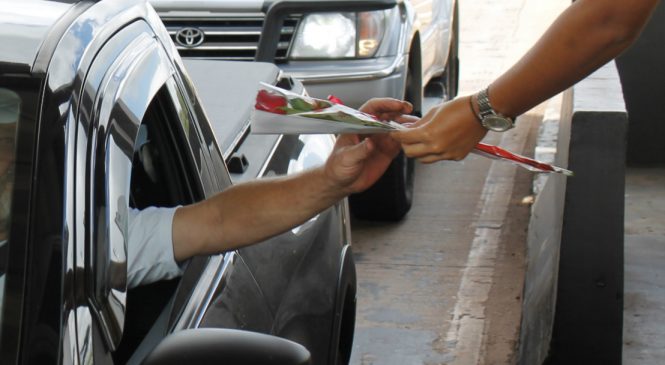 Mulheres receberão rosas em rodovias do Paraná