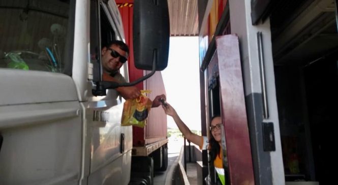 CCR distribui kits de alimentação para caminhoneiros em rodovias