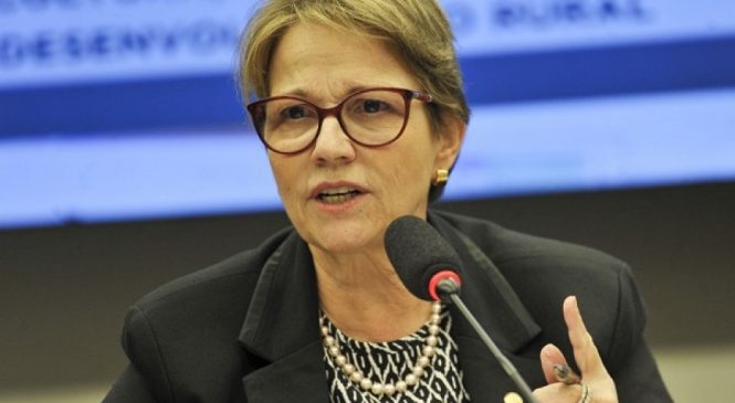 Governo avalia elevar Cide para gasolina e reduzir tributos do etanol, diz ministra.
