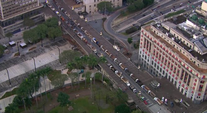 Caminhoneiros protestam no Centro de SP após motorista ser agredido por agentes da Guarda Civil Ambiental