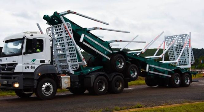 Caminhão Mercedes-Benz Axor puxa inédito bitrem dobrável desenvolvido pela Klabin