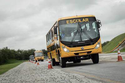 Volkswagen entrega 300 ônibus ao programa Caminho da Escola