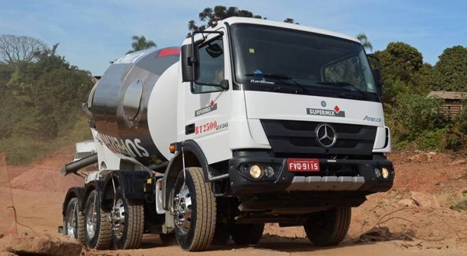 Caminhão Mercedes-Benz Atego 2730 é a betoneira mais leve e compacta do mercado