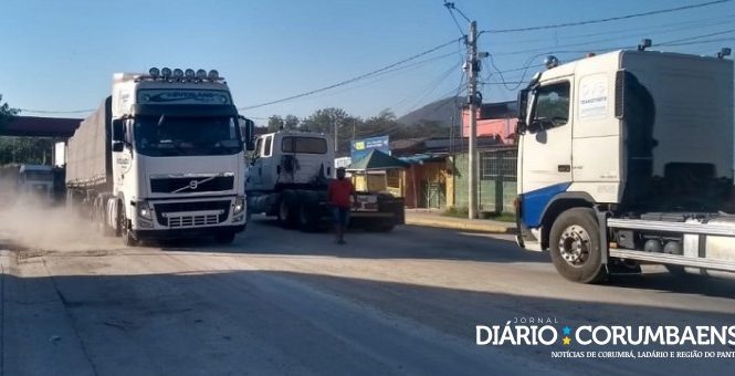 Fronteira da Bolívia com Corumbá é aberta para transporte de cargas, mas bloqueio interno continua