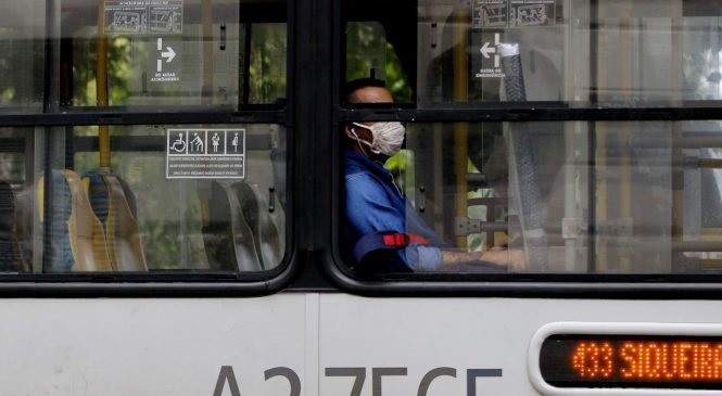 Locais onde moradores dependem do transporte público têm mais covid-19