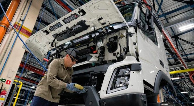 Venda de caminhões cai 8% em setembro por falta de componentes para produção