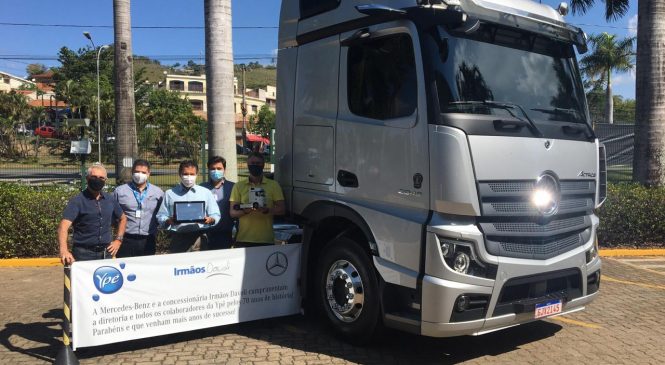 Irmãos Davoli e Mercedes-Benz homenageiam Química Amparo – Ypê