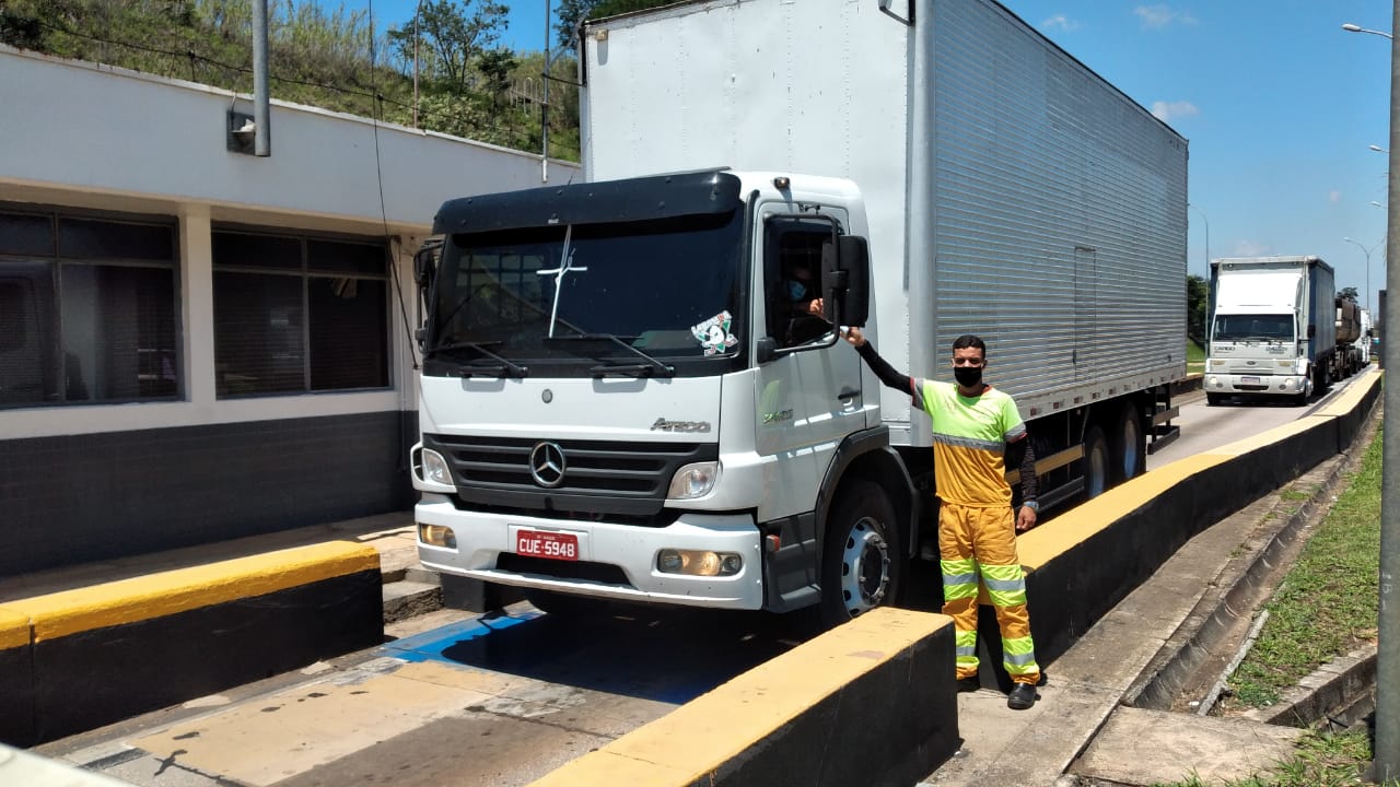 CCR ViaOeste e CCR RodoAnel distribuem kit de higiene aos caminhoneiros