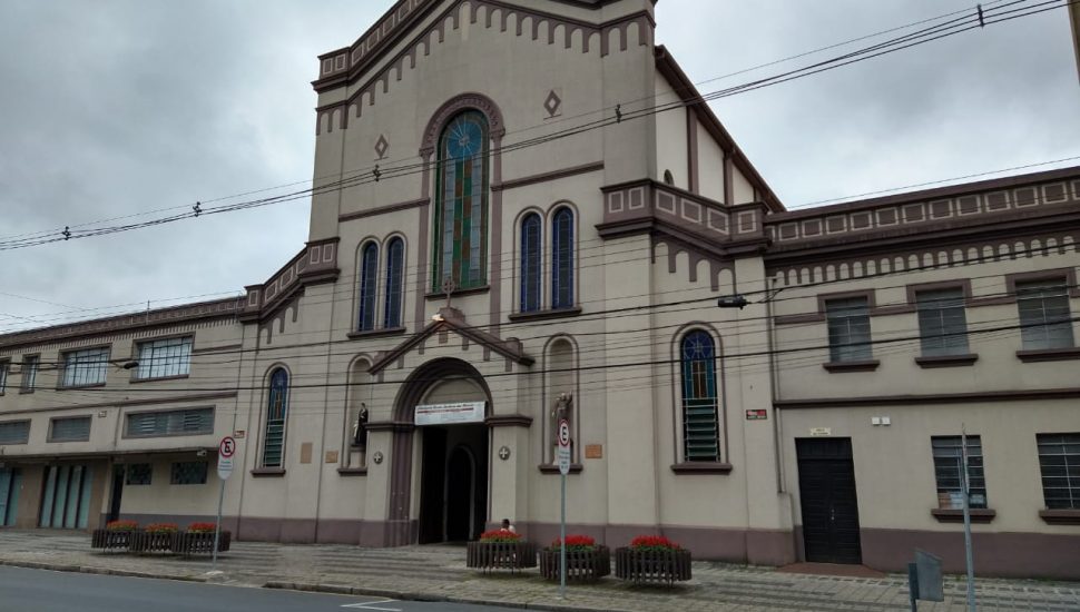 Freis Capuchinhos realizam tradicional benção dos carros hoje (08), em Curitiba