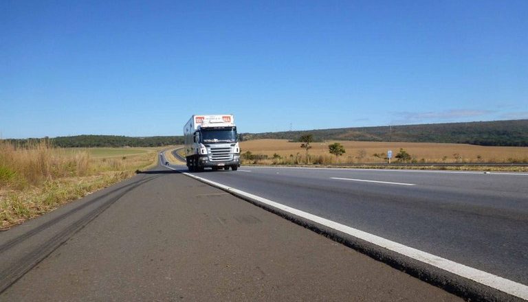 Governo Federal zera o imposto de importação de pneus para transporte de cargas