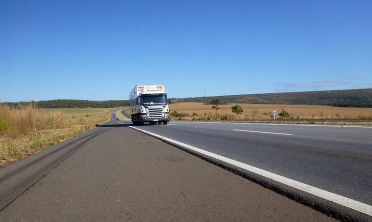 Governo Federal zera o imposto de importação de pneus para transporte de cargas