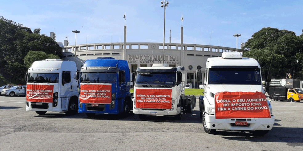 Motoristas de caminhão e empresários fazem protesto contra o aumento do ICMS em São Paulo