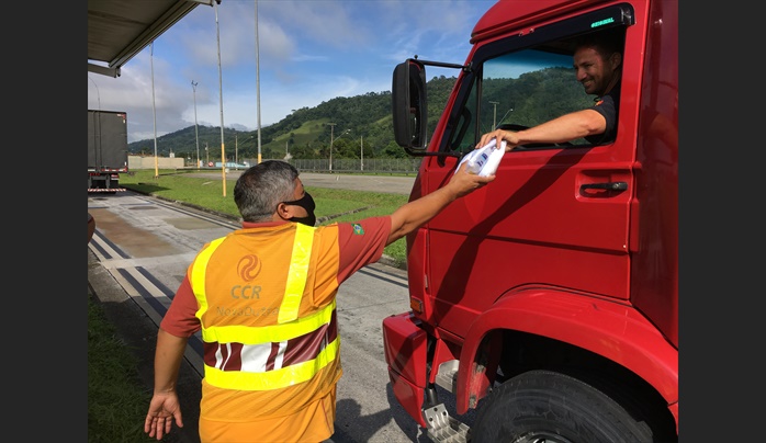 CCR NovaDutra realiza distribuição de cestas básicas para caminhoneiros em Roseira (SP)