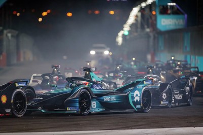 EPrix de Diriyah, primeira corrida noturna de Fórmula E totalmente elétrica, em andamento, ilumina os céus da Arábia Saudita