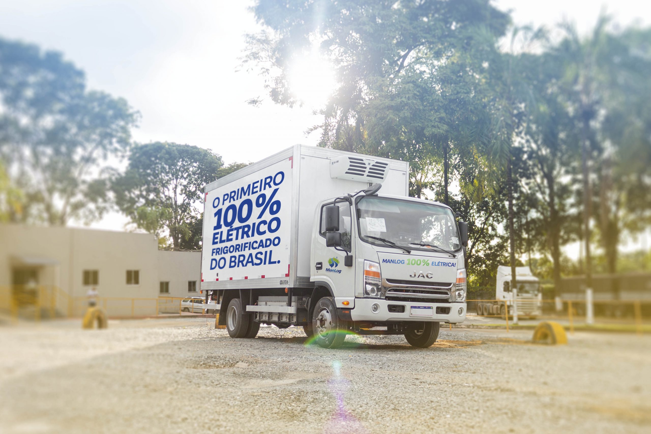 Primeiros caminhões 100% elétricos frigorificados do Brasil já rodam com a Manlog Transportes