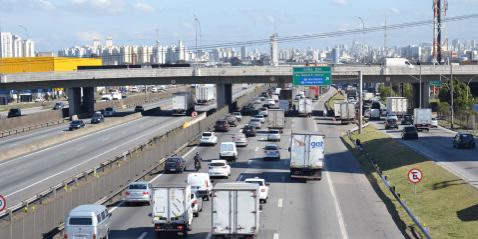 Caminhões são excluídos do novo rodízio noturno em São Paulo