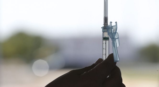 SP antecipa vacinação de adultos e anuncia doses para adolescentes