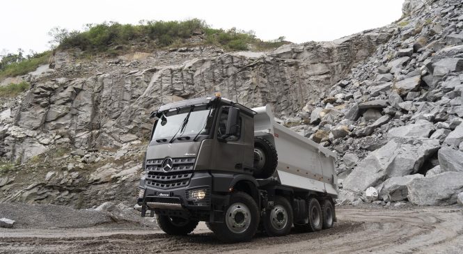 Mercedes-Benz lança Arocs 8×4 e eleva o patamar de força, robustez e tecnologia de caminhões off-road no Brasil