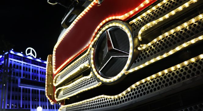 Caravana Iluminada da Coca-Cola FEMSA Brasil leva a magia do Natal para colaboradores da Mercedes-Benz