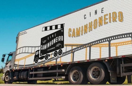 Caminhoneiros tem cinema gratuito às margens da SP-310 em São Carlos