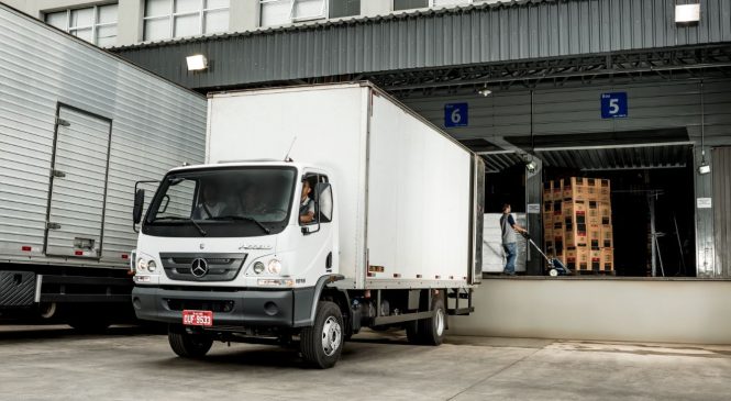 Mercedes-Benz promove test-drive com Accelo e Atego para motoristas na Ceasa de Sorocaba