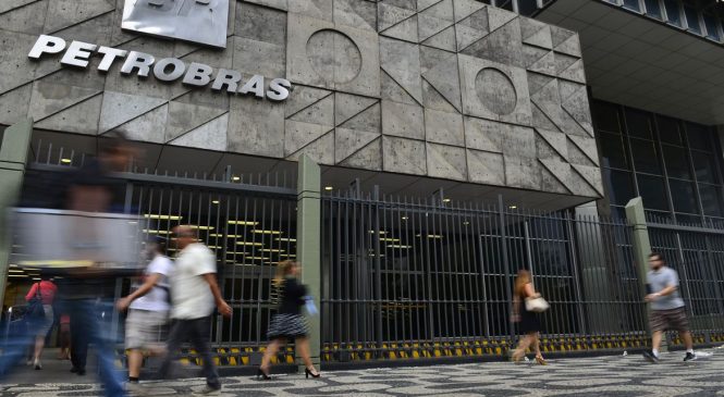 Petrobras vende refinaria por metade do seu valor real