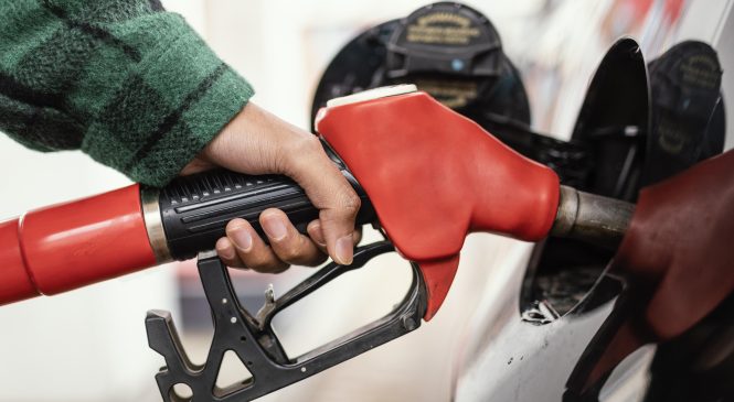 Petrobras anuncia redução no preço da gasolina para as distribuidoras