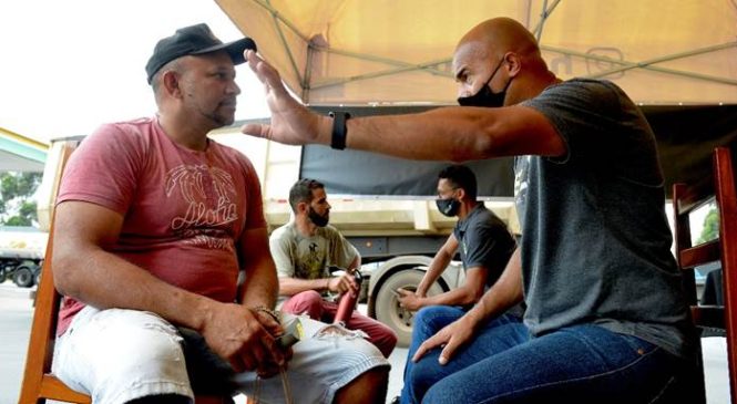 Setembro Amarelo: Caminhoneiros recebem apoio emocional na Rodovia dos Bandeirantes