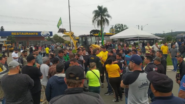 Caminhoneiros interditam rodovias após resultado da eleição presidencial