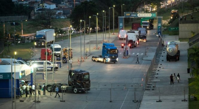 Test-drive de veículos de transporte de cargas é uma das principais atrações para os visitantes da Fenatran