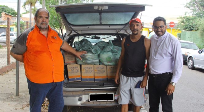Rede Solidária Chico da Boleia recebe cestas básicas para doação