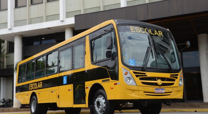 Mercedes-Benz doa ônibus escolar para Amigos do Bem