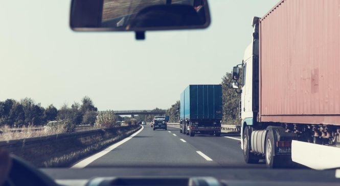 Emplacamentos de caminhões apresenta queda de 23% em fevereiro