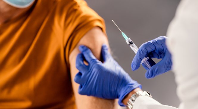 Reforço da vacina bivalente contra a Covid-19 é liberada para todos acima dos 18 anos