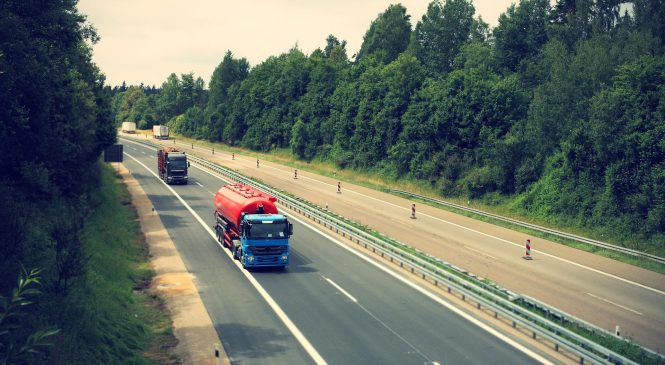 Emplacamento de caminhões apresenta queda em abril, segundo a FENABRAVE