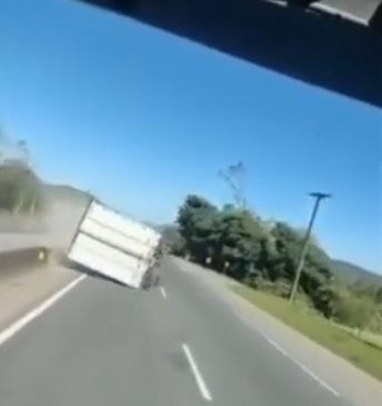 Fortes ventos derrubam caminhões na BR-101 em Santa Catarina