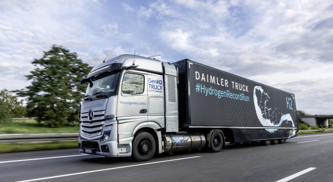 Caminhão Mercedes-Benz GenH2 ultrapassa a marca de 1.000 km com abastecimento de hidrogênio líquido