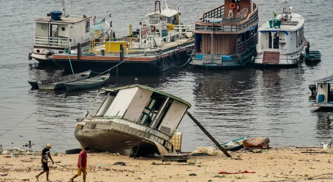 Com seca no Amazonas, ribeirinhos têm dificuldades para se locomover