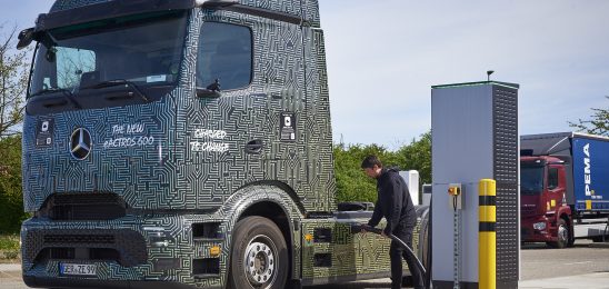 Mercedes-Benz Trucks testa com sucesso carregamento elétrico de 1.000 quilowatts do eActros 600