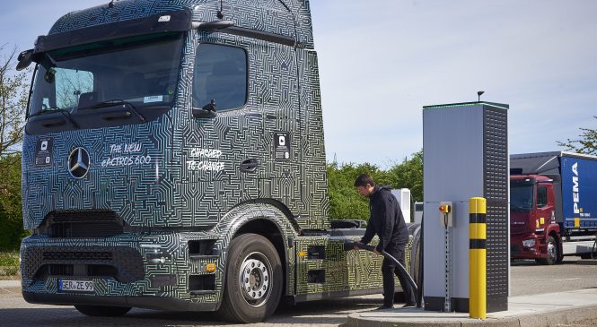 Mercedes-Benz Trucks testa com sucesso carregamento elétrico de 1.000 quilowatts do eActros 600